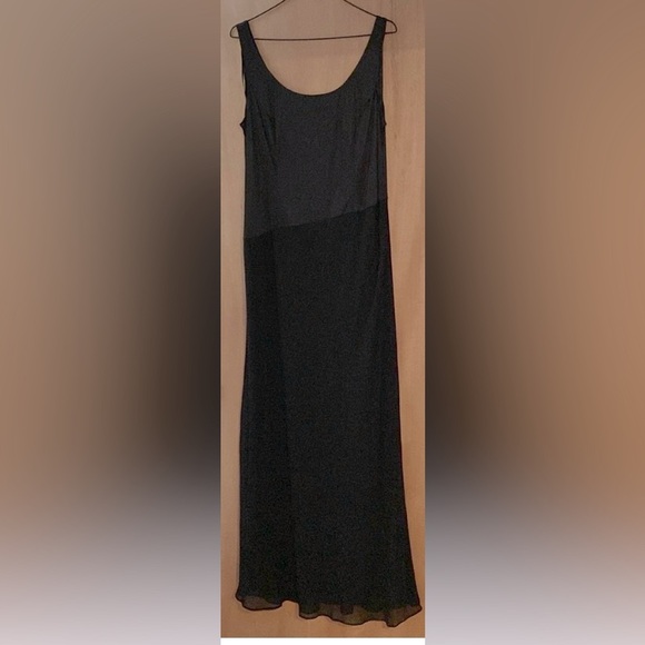 Sleeveless pull over black maxi gown - Picture 1 of 6